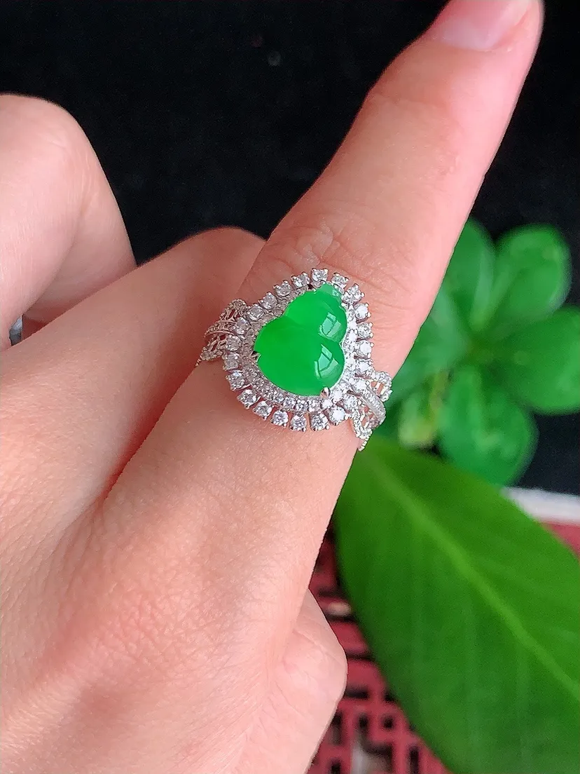 天然A货翡翠18K金伴钻镶嵌阳绿葫芦戒指 圈口17裸石尺寸9.8×7.5mm 重量4.58g 0704