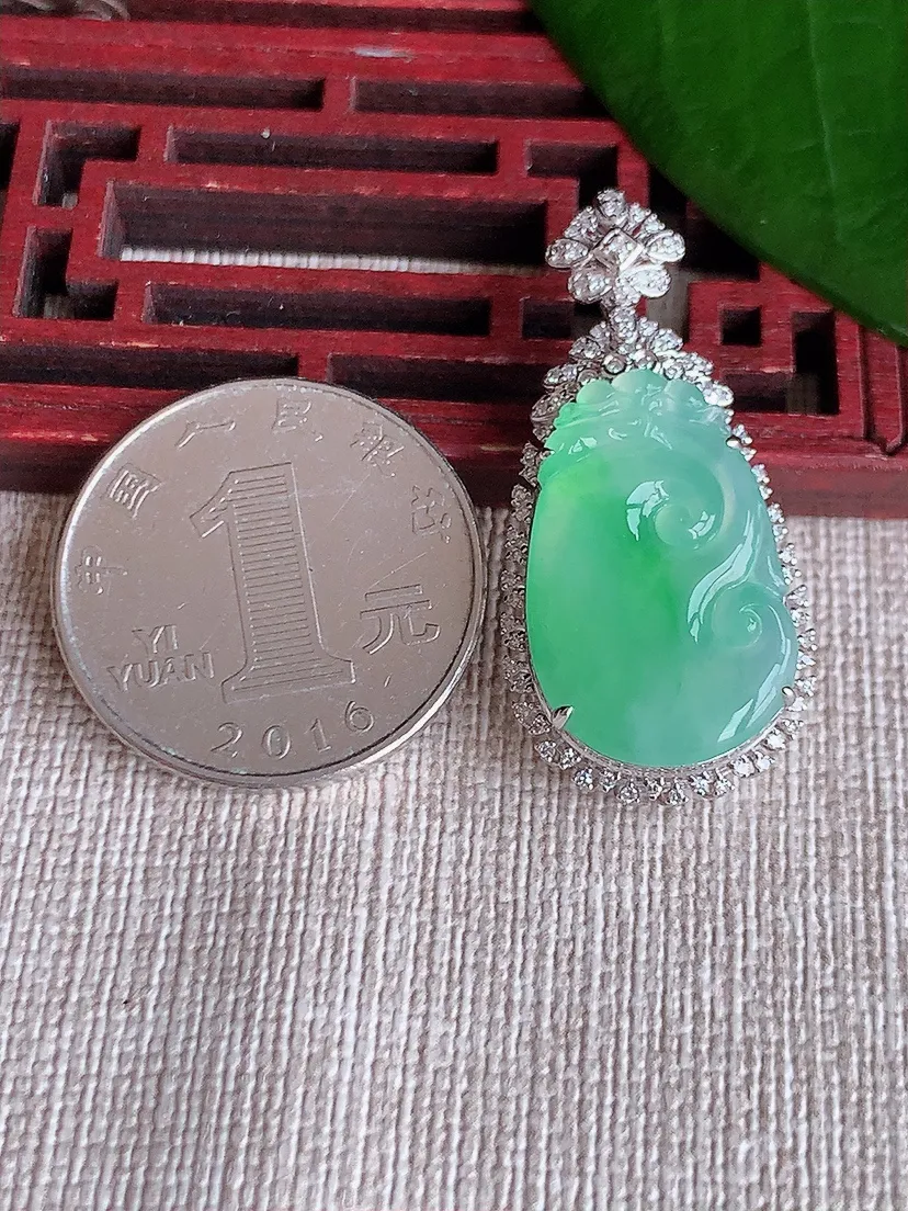 天然A货翡翠18K金伴飘绿如意吊坠尺寸35.6×17×8裸石22×14m量5.12g 0704