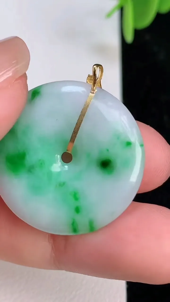天然A货翡翠平安扣吊坠，尺寸26.7-4，重量:5.82g
7月7日