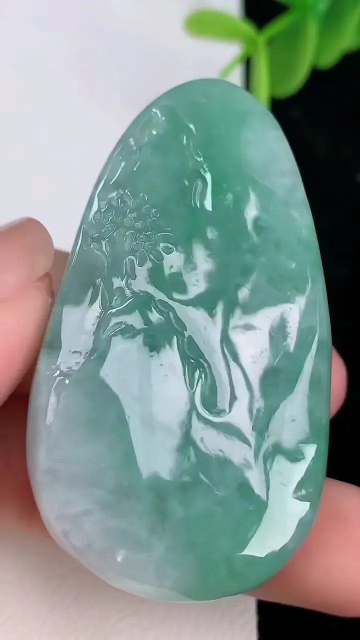 天然A货翡翠山水牌吊坠，尺寸52.8-28.8-19，重量:46.85g
7月7日