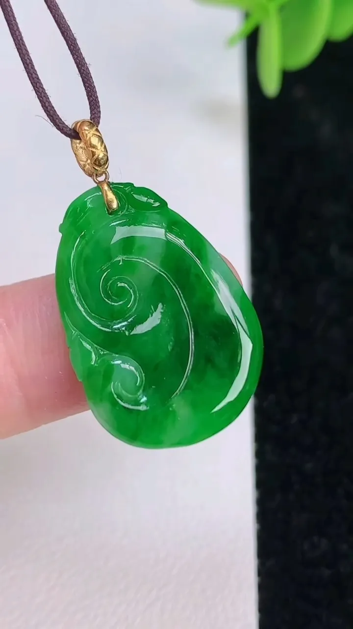 天然A货翡翠如意吊坠，尺寸24-17-3，重量:2.45g
7月7日
