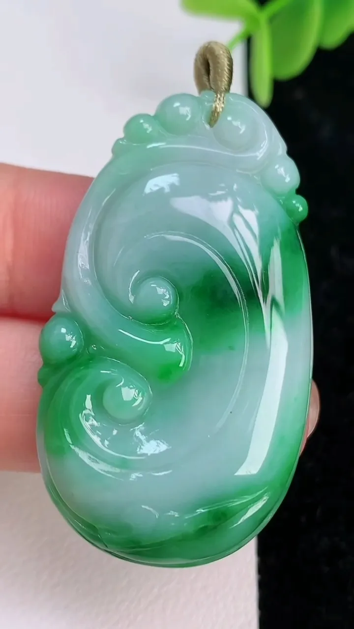 天然A货翡翠如意吊坠，尺寸46.2-25.2-6.3，重量:13.38g
7月7日