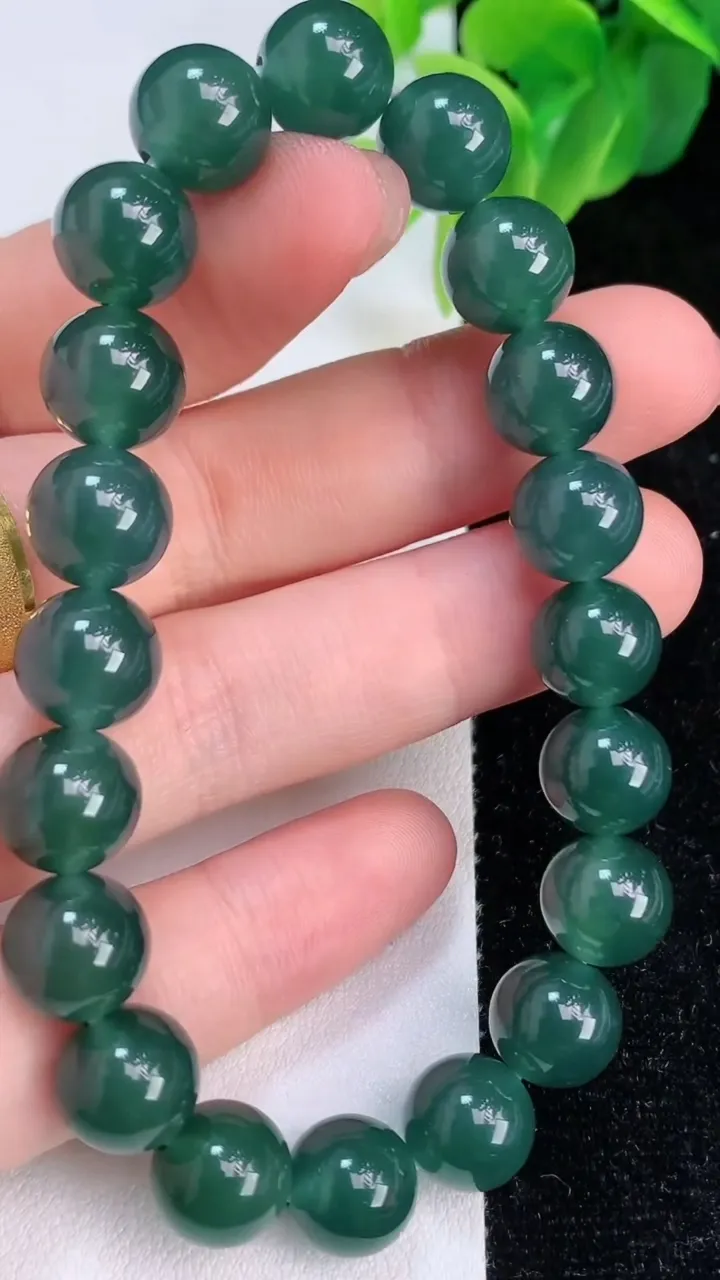 天然A货翡翠货蓝水圆珠手串20颗，尺寸9.6，重:31.41g7月7日
工厂直销收藏佳品,种好水足，色泽均匀，有种有色，上手高大气！