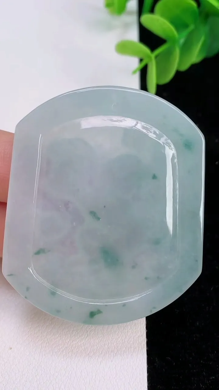 天然A货翡翠飘花生肖猴吊坠，尺寸54-45.7-5.2，重量:25.85g
7月7日