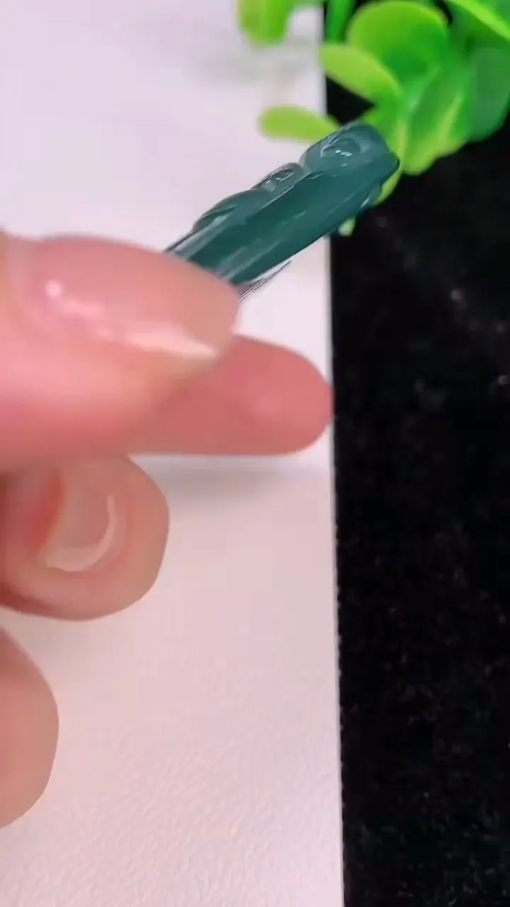 天然A货翡翠蓝水山水文殊菩萨吊坠，尺寸81.8-46.2-6.8，重量:52.30g
7月7日