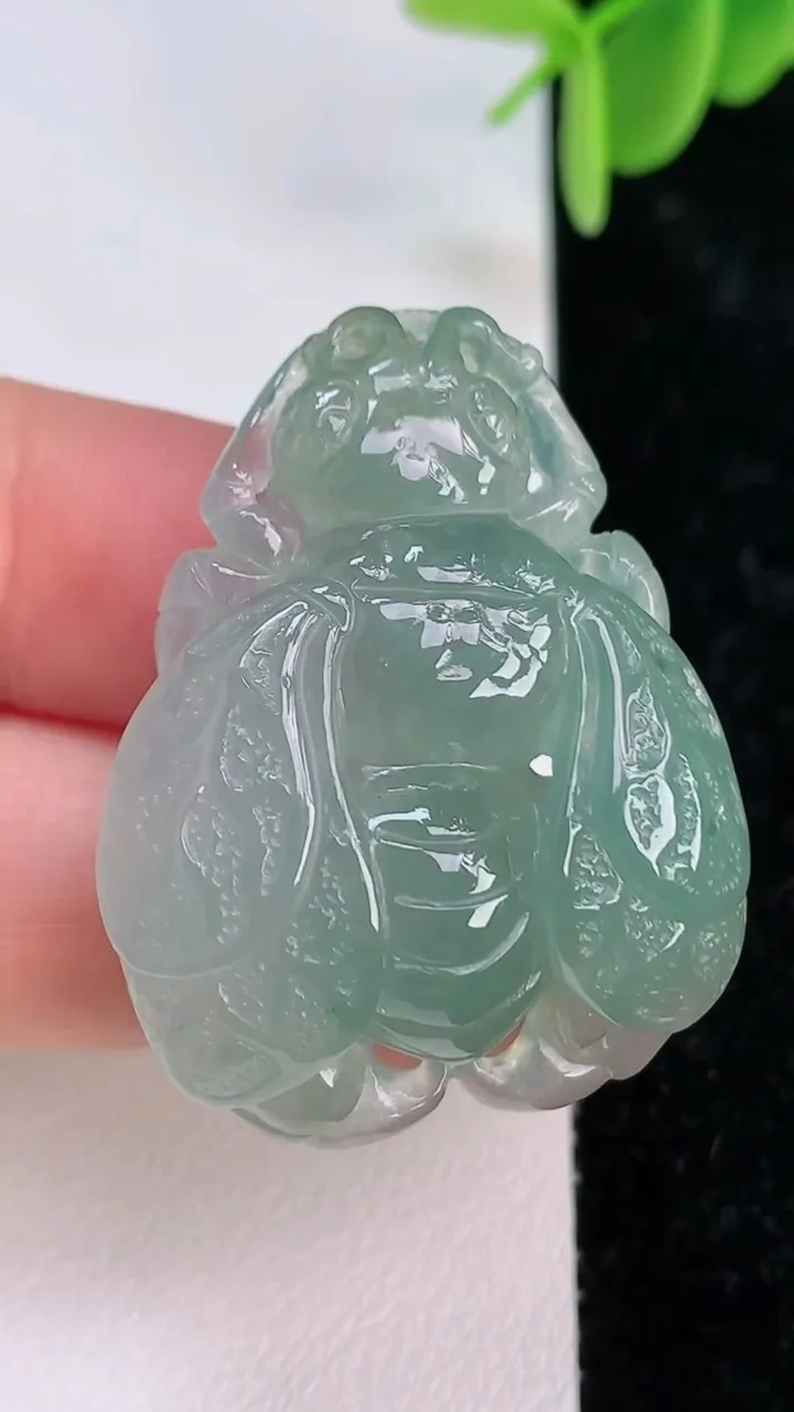 天然A货翡翠一鸣惊人吊坠，尺寸37.4-29.3-9.6，重量:15.30g
7月7日