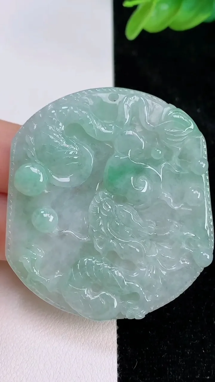 天然A货翡翠龙牌吊坠，尺寸50.2-45.5-6.5，重:30.66g
7月7日