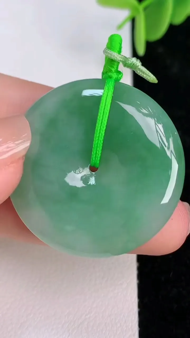 天然A货翡翠平安扣吊坠，尺寸32.8-5.8，重量:13.30g
7月7日