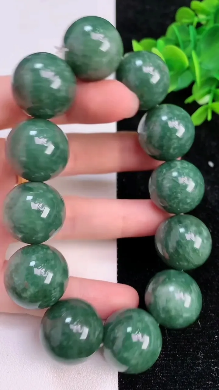 天然A货翡翠圆珠手串，尺寸 19.2-12颗，重:142.01g7月7日
工厂直销收藏佳品,种好水足