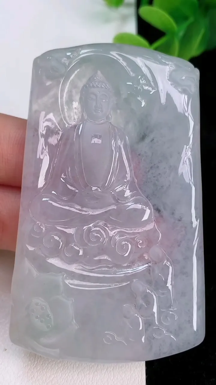 天然A货翡翠大日如来吊坠，尺寸71-42.7-4.5，重量:35.80g
7月7日