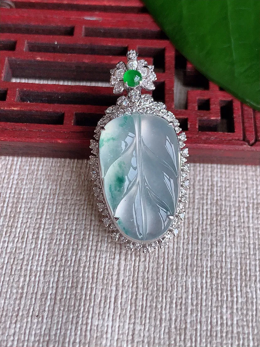 天然A货翡翠18K金伴飘花葫芦吊坠尺寸29.8×18.6×10.2裸石18.3×15.4m量5.20g 0704
