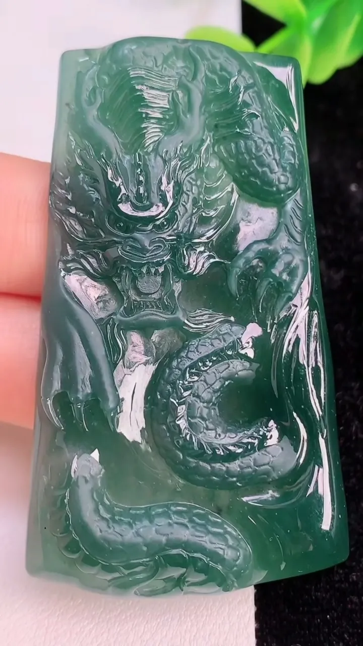 天然A货翡翠龙牌吊坠，尺寸65-37.6-5.8，重量:33.64g
7月7日