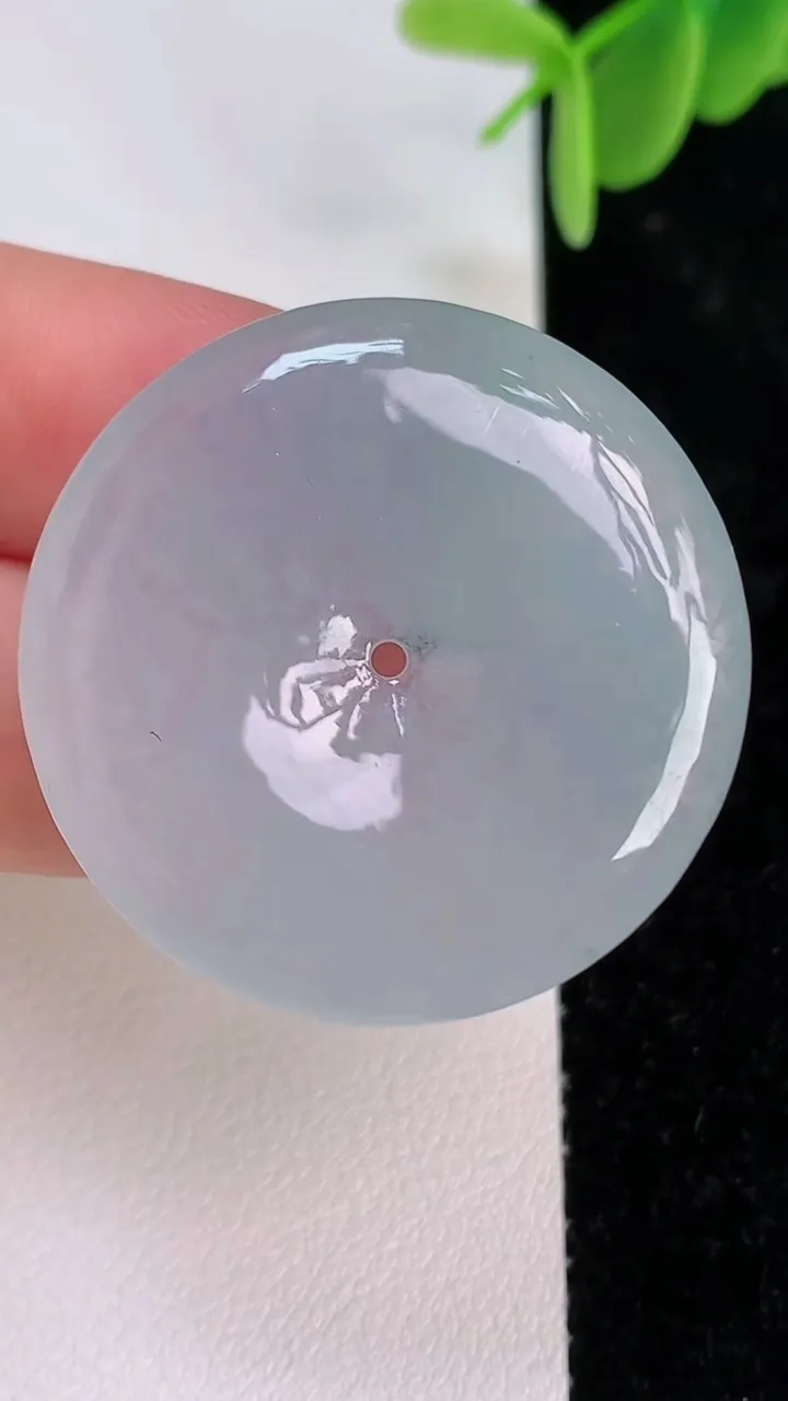 天然A货翡翠冰种平安扣吊坠，尺寸33.2-5.5，重量:12.38g
7月7日
