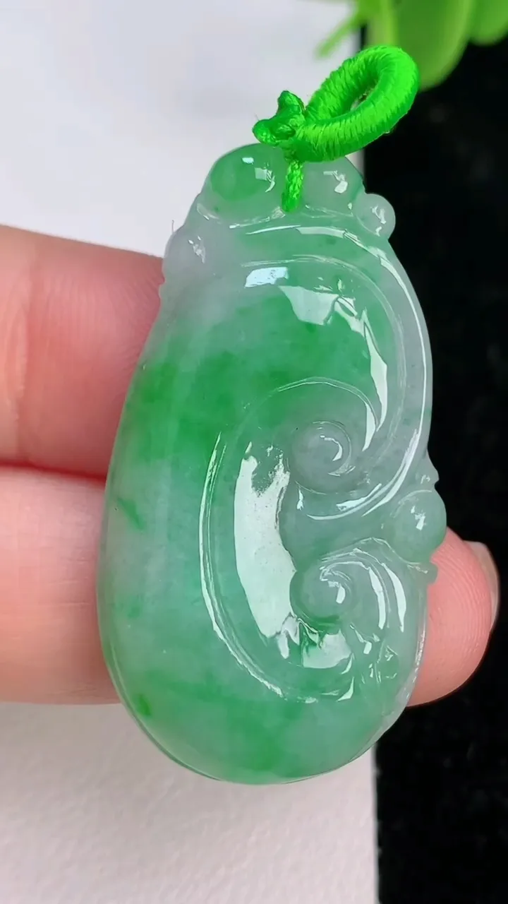 天然A货翡翠如意吊坠，尺寸39.6-21.3-4.7，重量:7.20g
7月7日