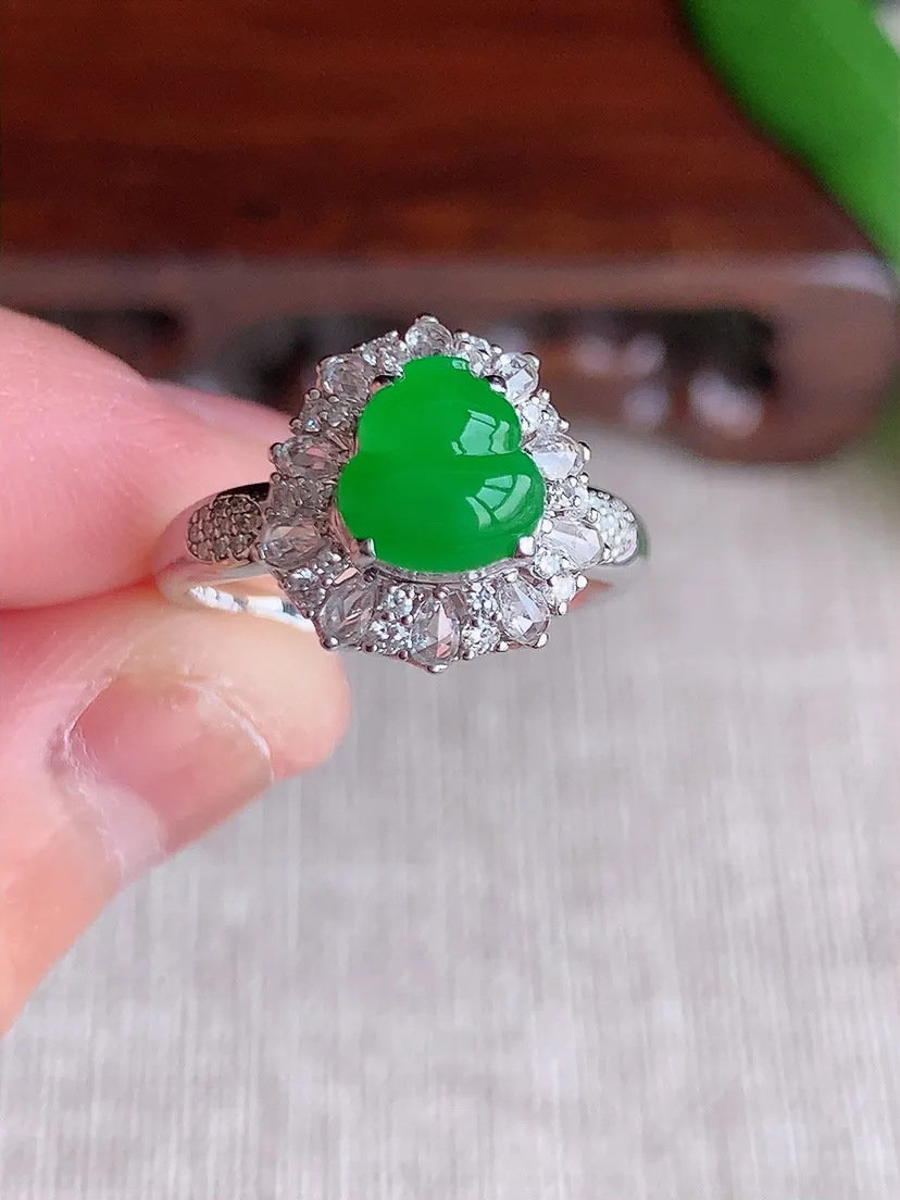 天然A货翡翠18K金伴钻镶嵌阳绿葫芦戒指 圈口17裸石尺寸9×6.5mm 重量4.00g 0704