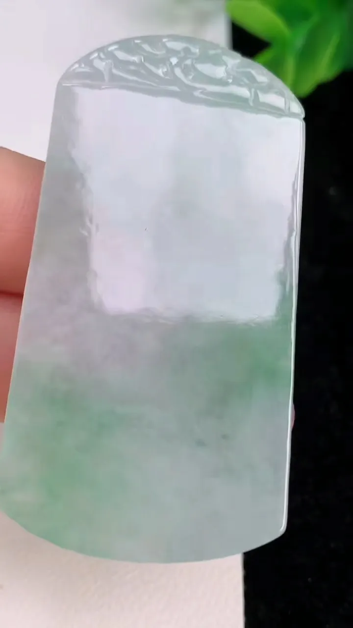 天然A货翡翠山水牌吊坠，尺寸58-30.7-4，重量:15.74g
7月7日