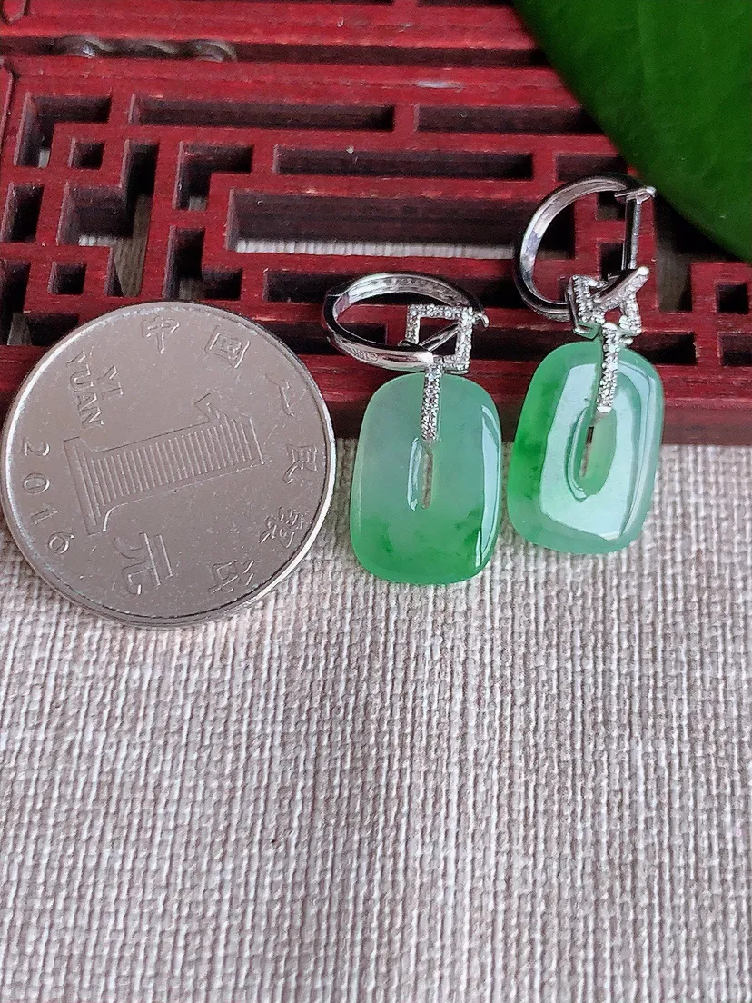 天然A货翡翠18K金伴钻镶嵌飘绿平安环耳坠 尺寸15×10.6×2mm 重量4.05g 0704
