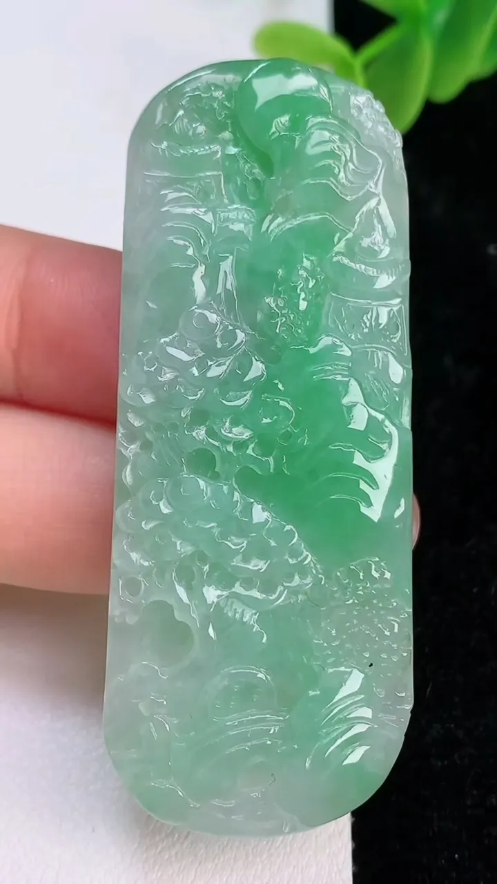 天然A货翡翠山水牌吊坠，尺寸64-25.8-6，重量:24.88g
7月7日