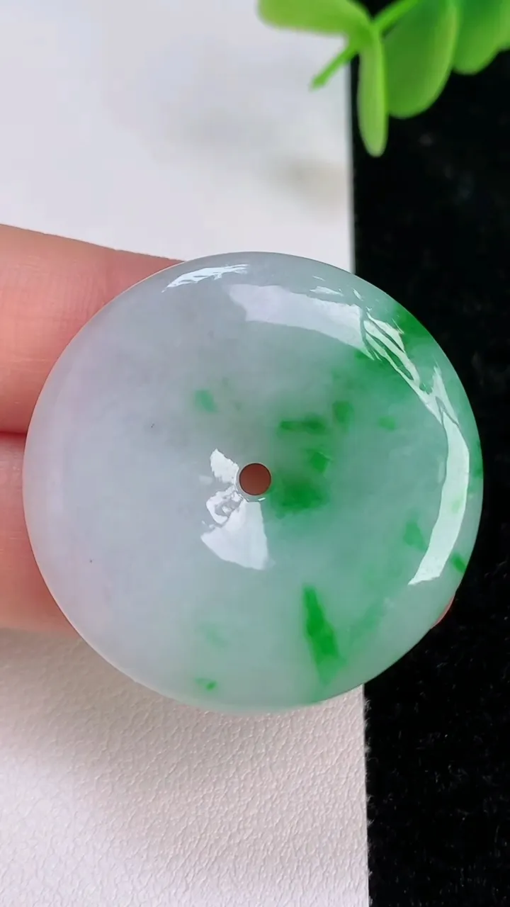 天然A货翡翠平安扣吊坠，尺寸33.8-5.2，重量:13.40g
7月7日