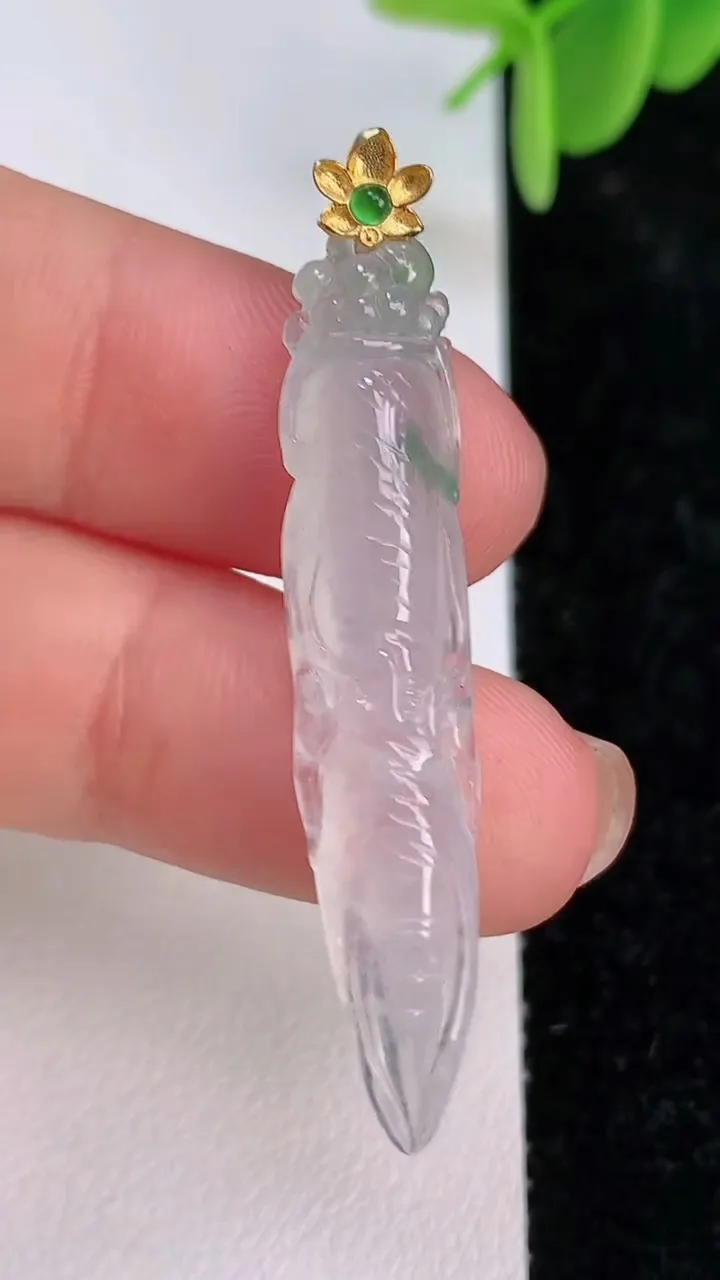 天然A货翡翠18k金飘花人参如意吊坠，尺寸41.7-8.8-5.5，重量:3.00g
7月7日
