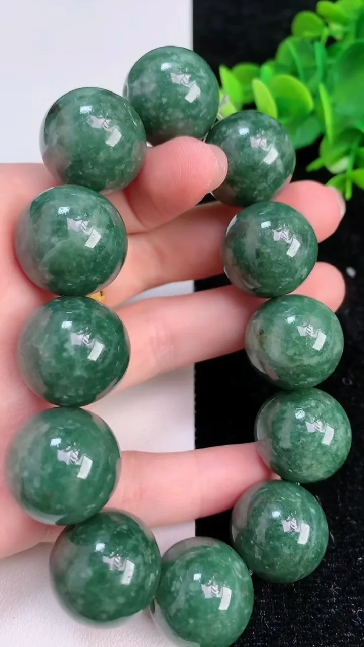 天然A货翡翠圆珠手串，尺寸 19.2-12颗，重:142.01g7月7日
工厂直销收藏佳品,种好水足，色泽均匀，有种有色，上手高大气！