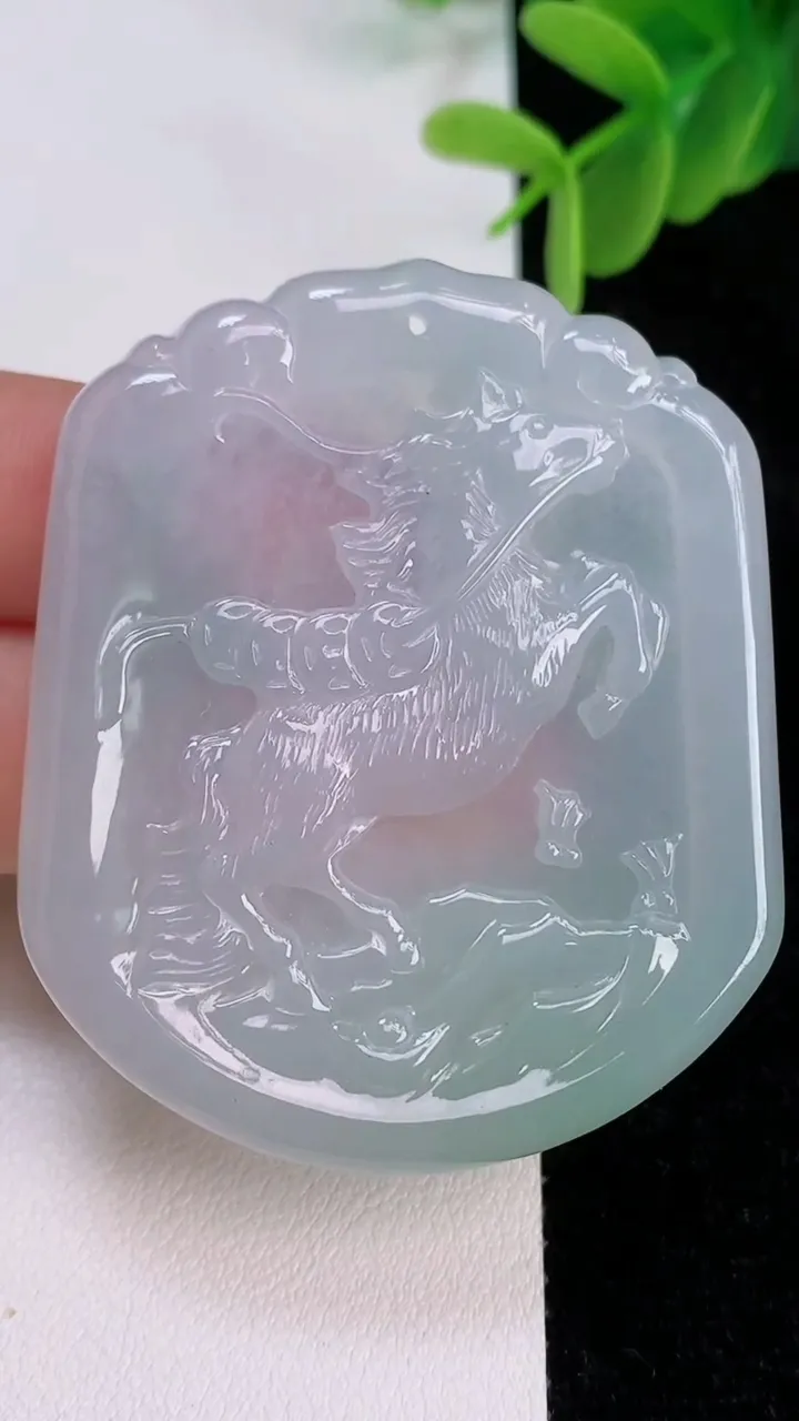 天然A货翡翠生肖马吊坠，尺寸54.2-42.3-4.6，重量:23.36g
7月7日