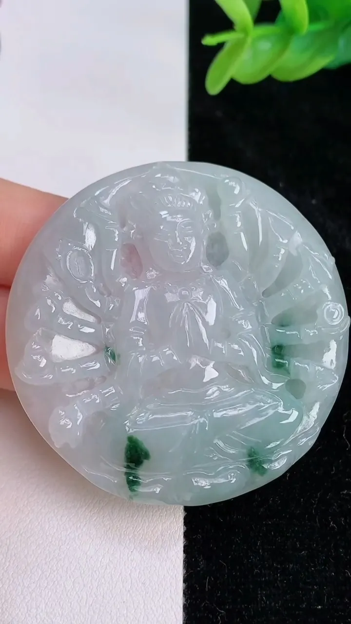 天然A货翡翠飘花千手观音吊坠，尺寸51-5.6，重:26.55g
7月7日