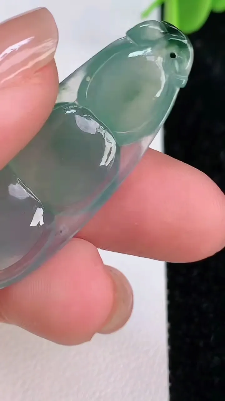 天然A货翡翠飘花福豆吊坠，尺寸43.3-16-4.3，重量:6.06g
7月7日