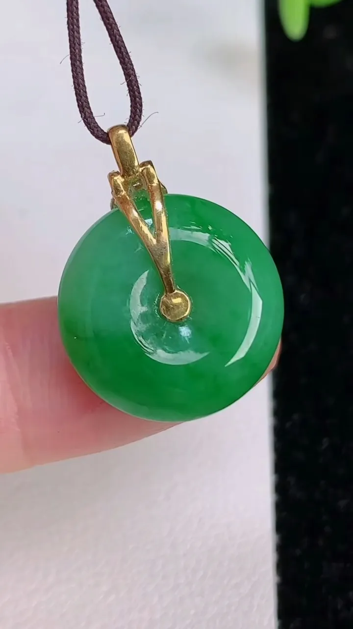 天然A货翡翠平安扣吊坠，尺寸17-6，重量:3.88g
7月7日