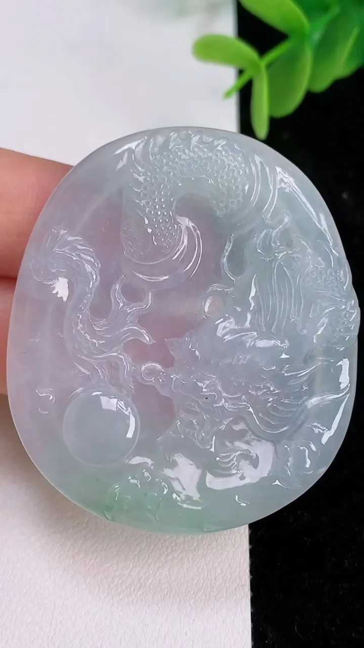 天然A货翡翠龙牌吊坠，尺寸50.8-43.6-5，重量:20.09g
7月7日