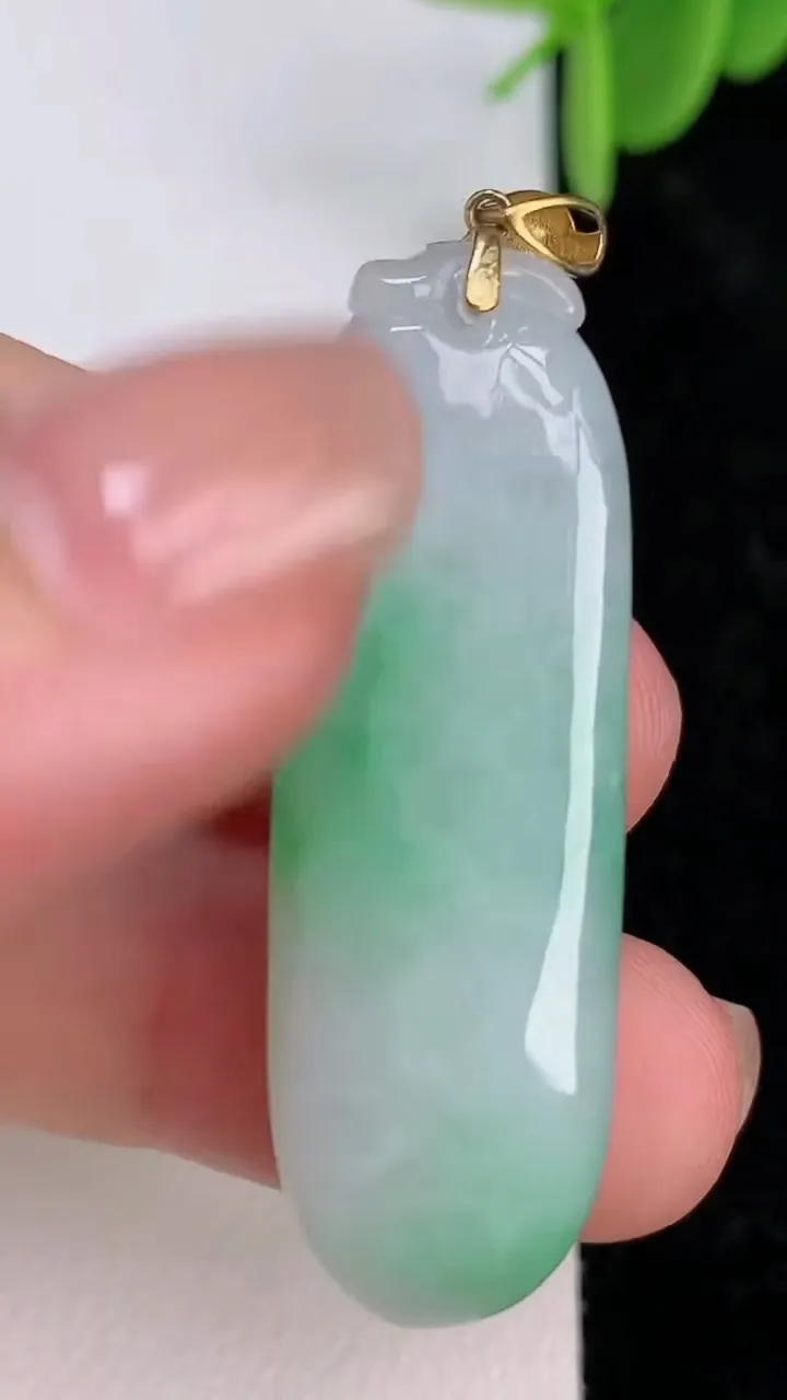 天然A货翡翠福瓜吊坠，尺寸41-13.6-8.2，重量:9.64g
7月7日