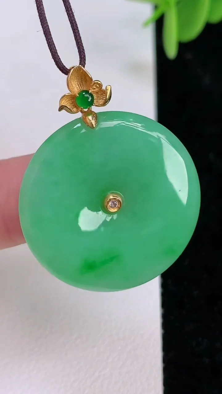 天然A货翡翠平安扣吊坠，尺寸26.3-4，重量:6.32g
7月7日