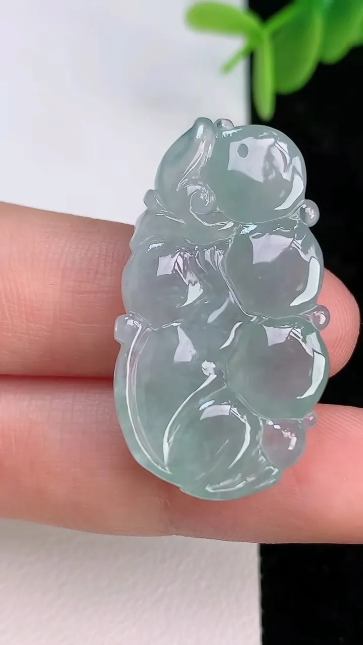天然A货翡翠灵猴献瑞 福豆吊坠，尺寸34-19.5-6.7，重量:8.81g
7月7日