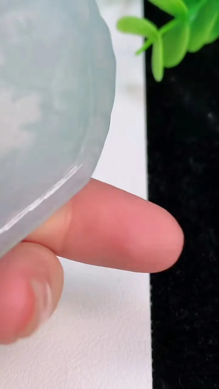 天然A货翡翠冰种生肖兔吊坠，尺寸52.3-41.7-5.2，重量:22.80g
7月7日