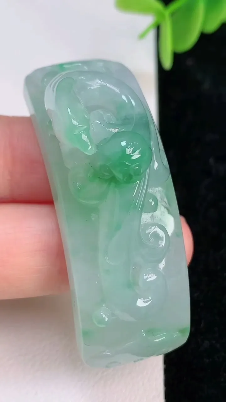 天然A货翡翠今非昔比 蜥蜴手牌，尺寸52.7-24-19，重量:27.95g
7月7日