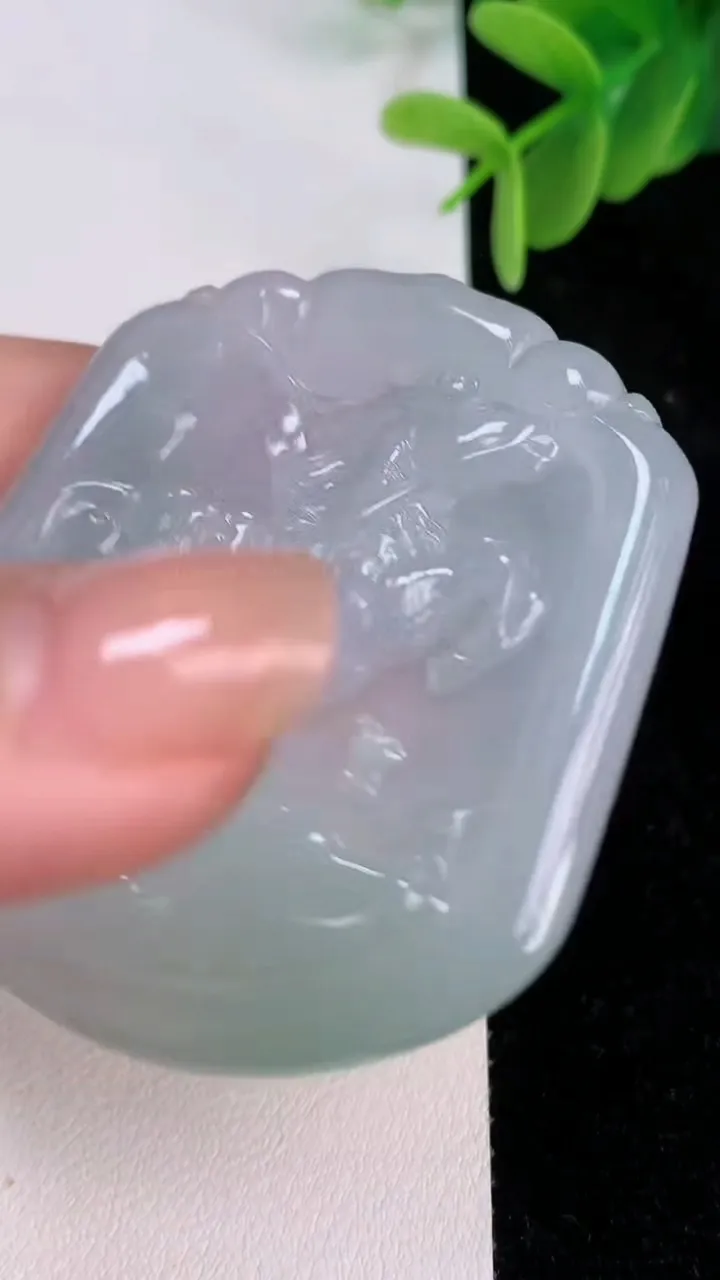 天然A货翡翠生肖马吊坠，尺寸54.2-42.3-4.6，重量:23.36g
7月7日