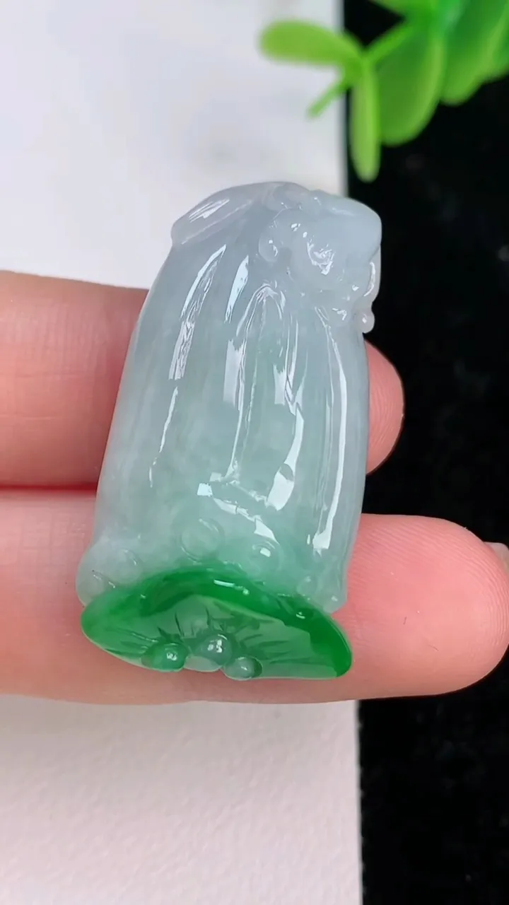 天然A货翡翠莲蓬吊坠，尺寸35.5-17.8-10，重量:12.11g
7月7日