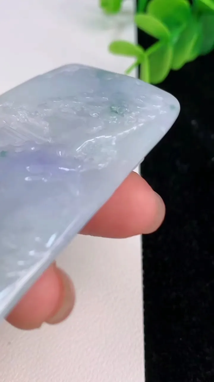 天然A货翡翠春带彩紫罗兰山水牌吊坠，尺寸66.8-44.6-7.3，重量:48.51g
7月7日