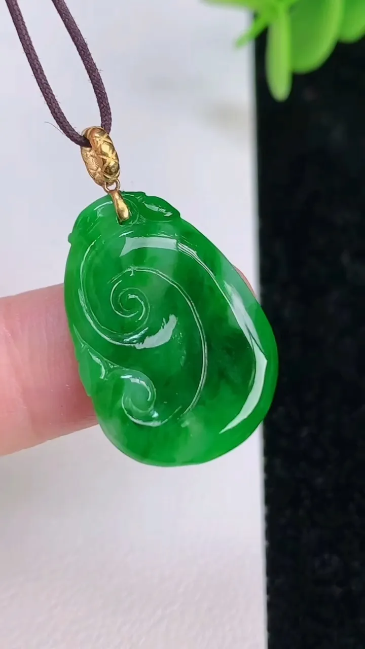 天然A货翡翠如意吊坠，尺寸24-17-3，重量:2.45g
7月7日