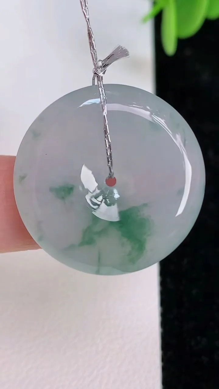 天然A货翡翠冰种飘花平安扣吊坠，尺寸26-5.8，重量:8.28g
7月7日