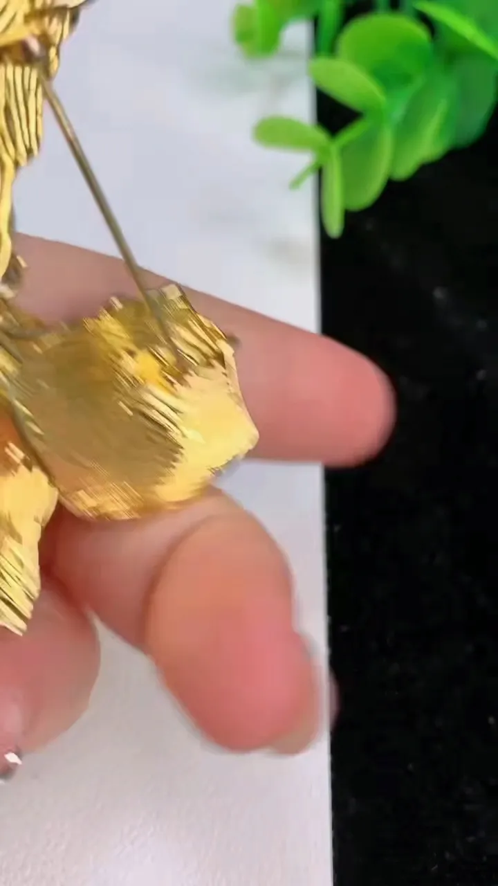 天然A货翡翠蛋面蝴蝶胸针，尺寸4.6，重量:18.63g
7月7日