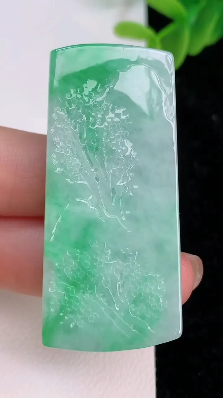 天然A货翡翠山水牌吊坠，尺寸51.3-22.8-12，重量:31.00g
7月7日