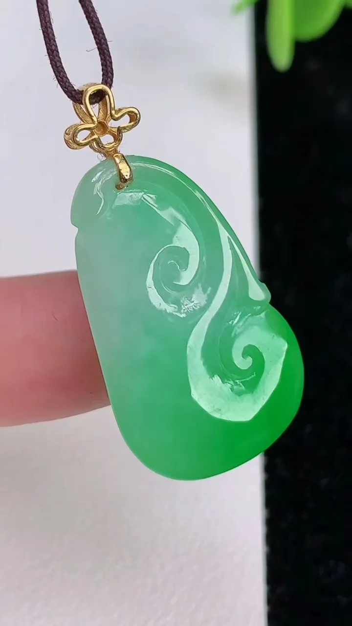 天然A货翡翠如意吊坠，尺寸27.3-16.7-6，重量:4.33g
7月7日