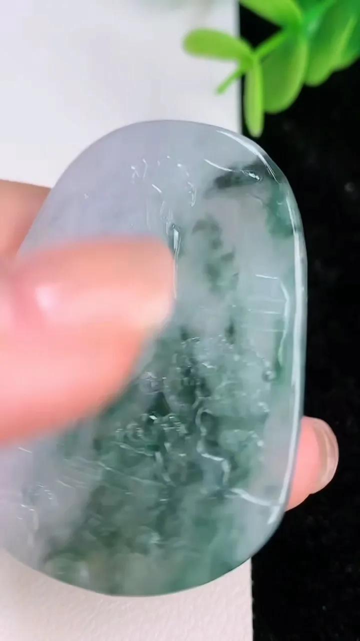 天然A货翡翠牌吊坠，尺寸51.3-38-5，重量:22.56g
7月7日