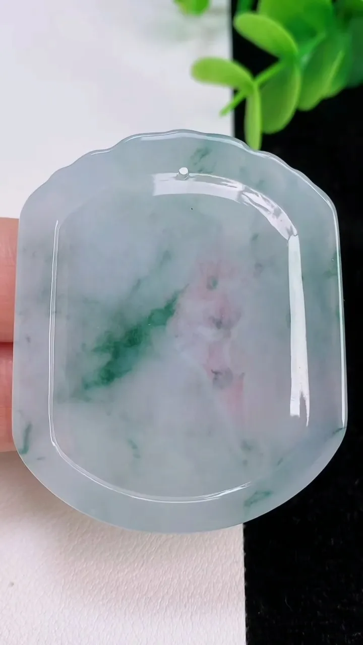 天然A货翡翠飘花生肖虎吊坠，尺寸51.6-43-5，重量:24.74g
7月7日