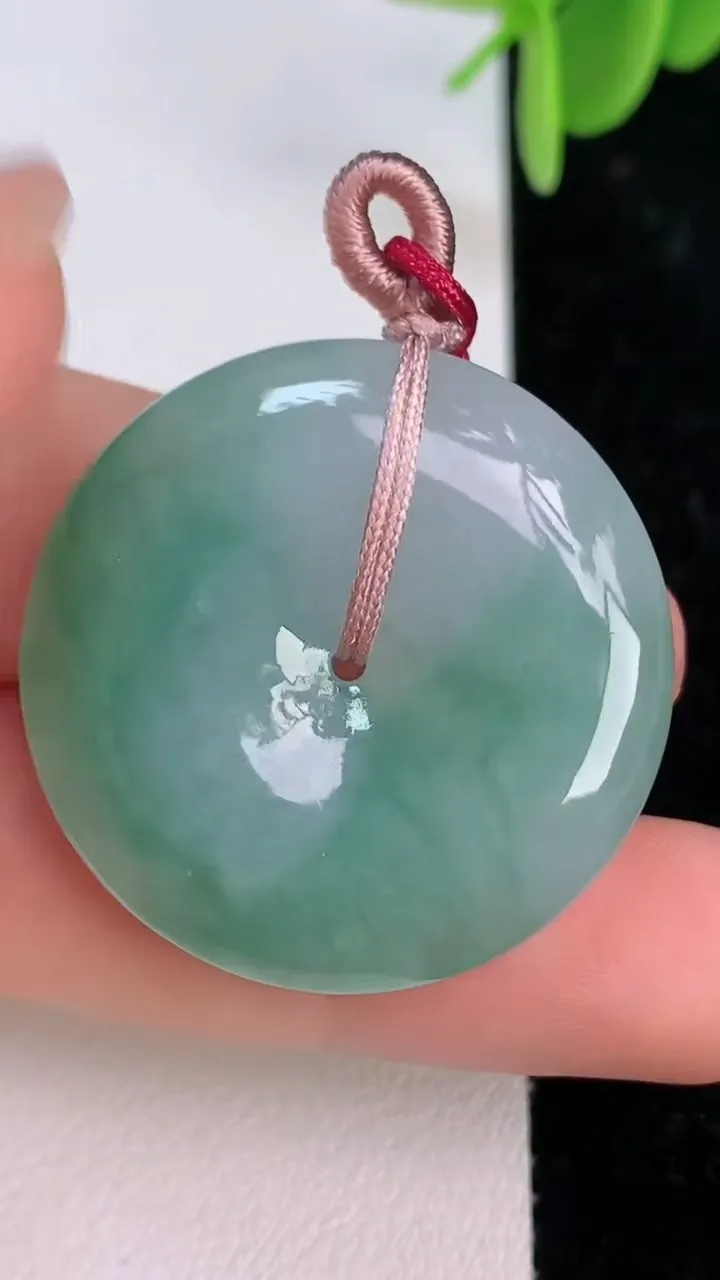 天然A货翡翠平安扣吊坠，尺寸31-6.3，重量:12.20g
7月7日