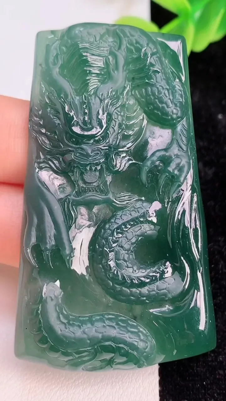 天然A货翡翠龙牌吊坠，尺寸65-37.6-5.8，重量:33.64g
7月7日