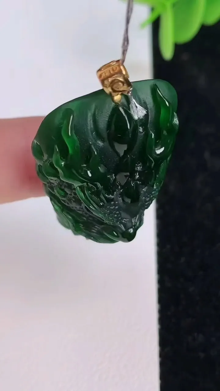 天然A货翡翠龙牌吊坠，尺寸31.6-23-11.2，重量:11.15g
7月7日