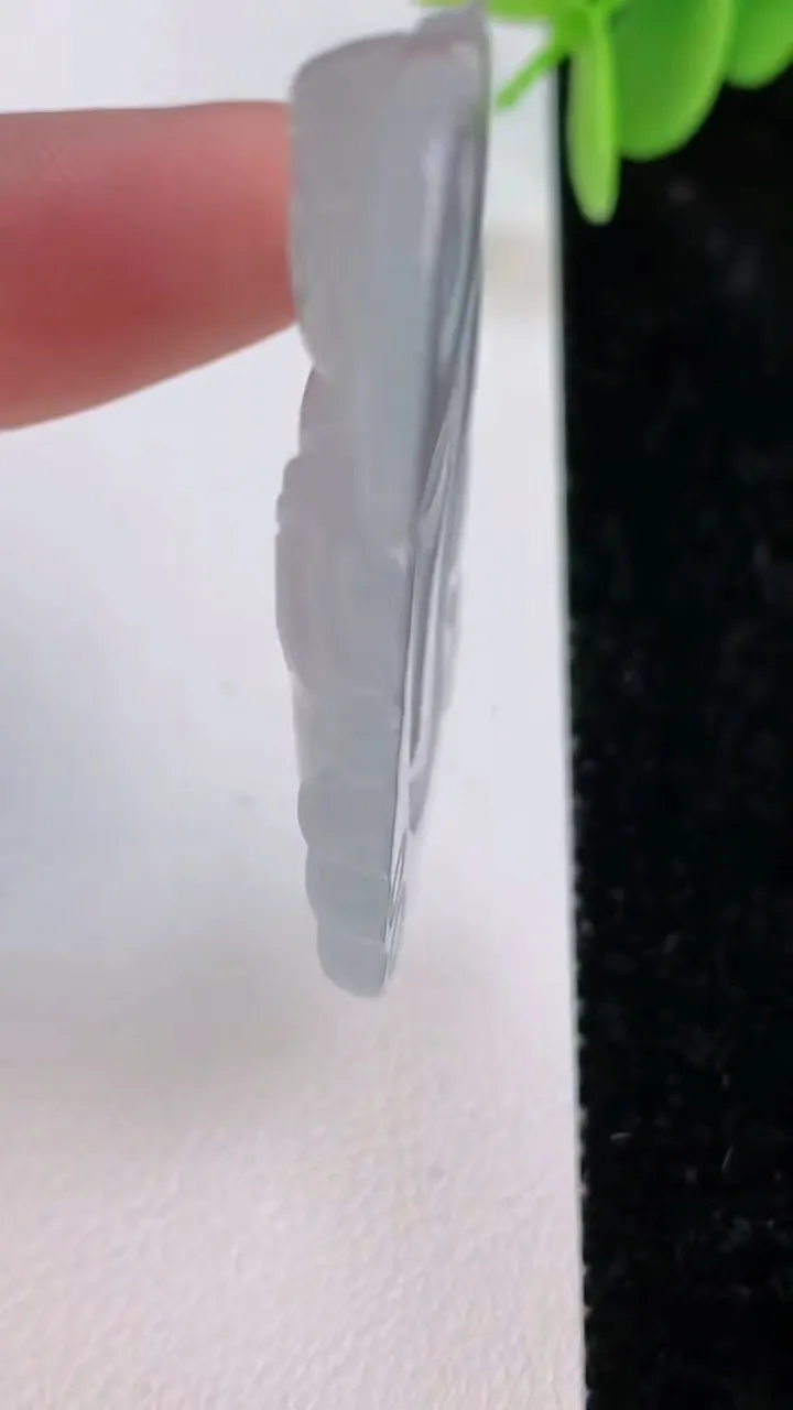 天然A货翡翠观音菩萨吊坠，尺寸49.3-22-5.6，重量:11.74g
7月7日