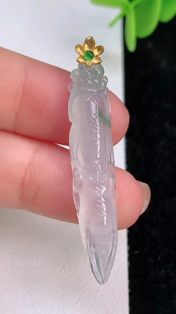 天然A货翡翠18k金飘花人参如意吊坠，尺寸41.7-8.8-5.5，重量:3.00g
7月7日